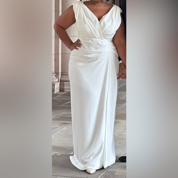 Wedding dress - Picture 2 of 4